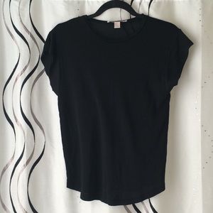 Great material, unique sleeves. Black shirt!!!